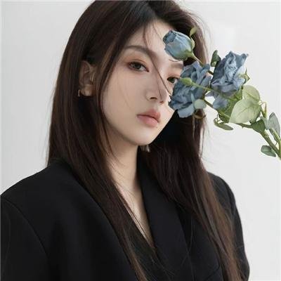 抽象画中的越南少女
